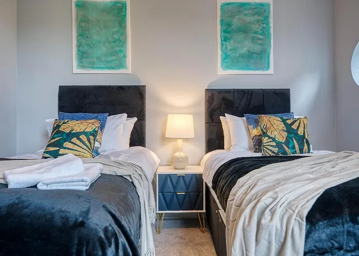 Spacious Nottingham Abode - Sleeps 16