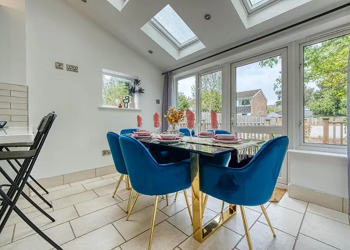 Spacious Nottingham Abode - Sleeps 16