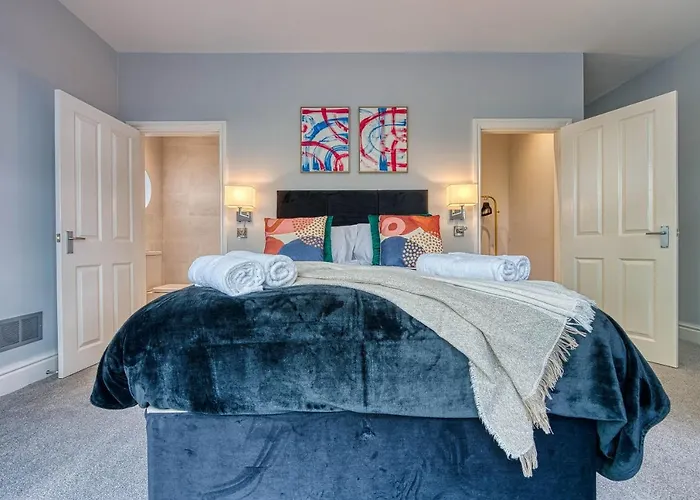 Spacious Nottingham Abode - Sleeps 16