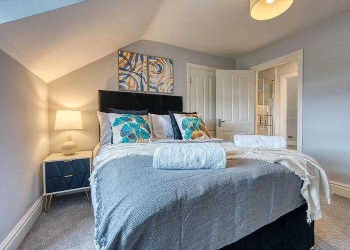 Spacious Nottingham Abode - Sleeps 16