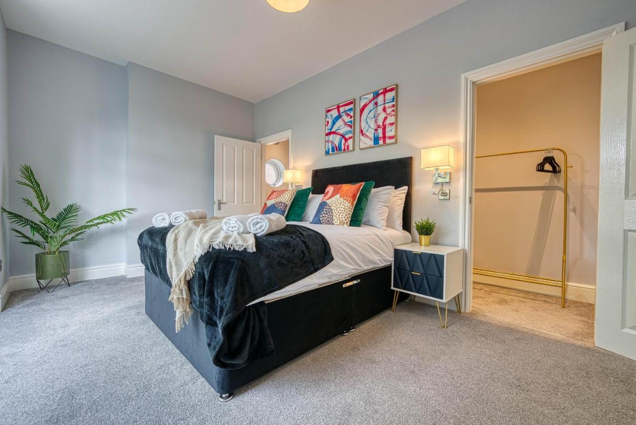 Spacious Nottingham Abode - Sleeps 16 Apartment