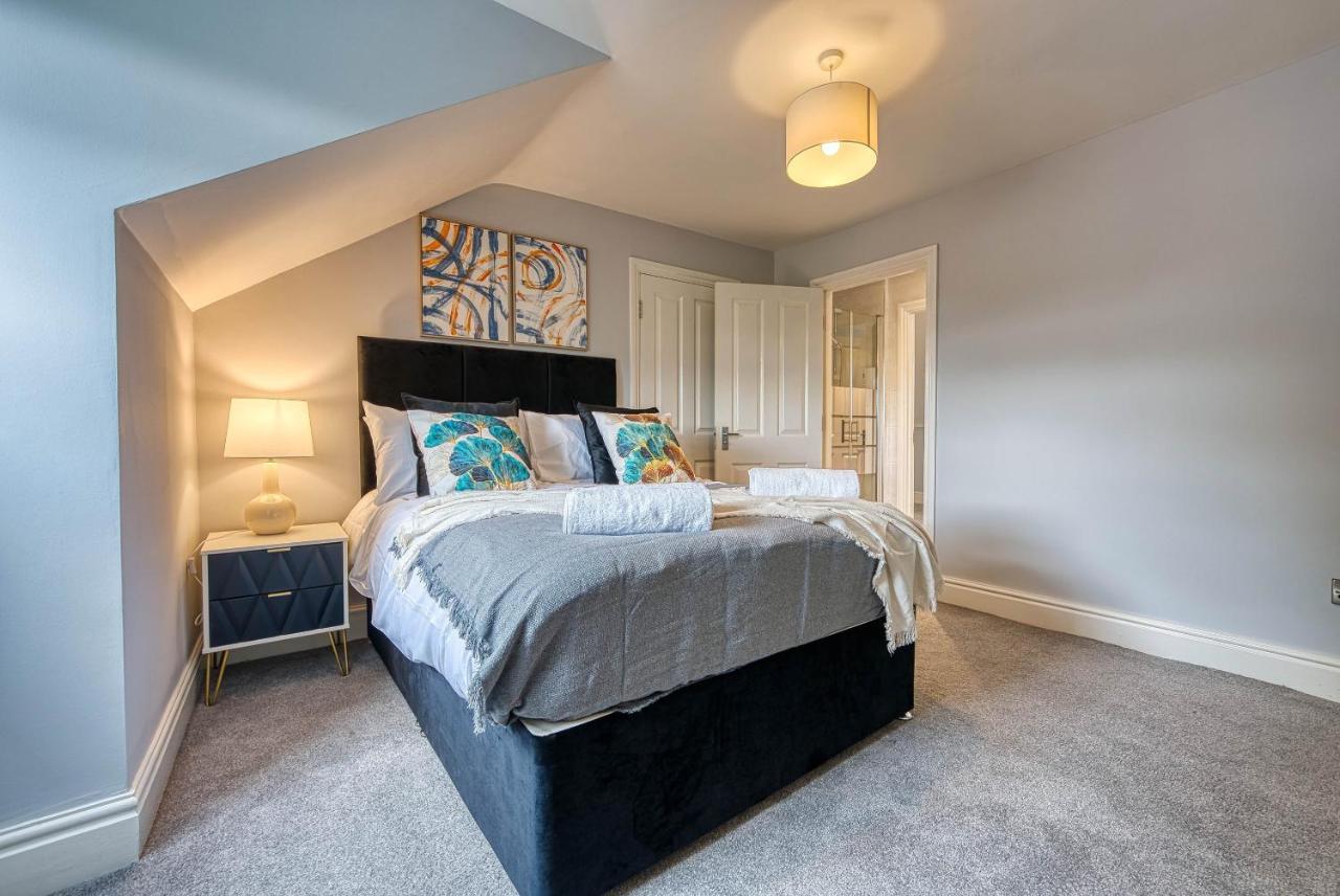 Spacious Nottingham Abode - Sleeps 16 Apartment *