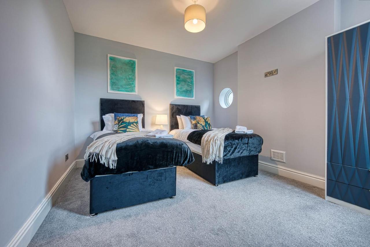 Spacious Nottingham Abode - Sleeps 16 Apartment *