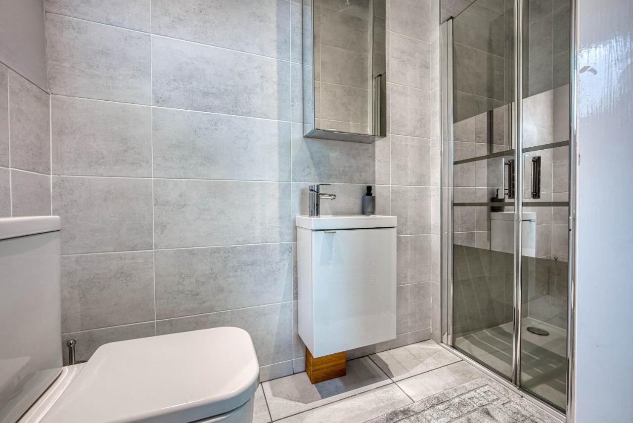 Spacious Nottingham Abode - Sleeps 16 Apartment *