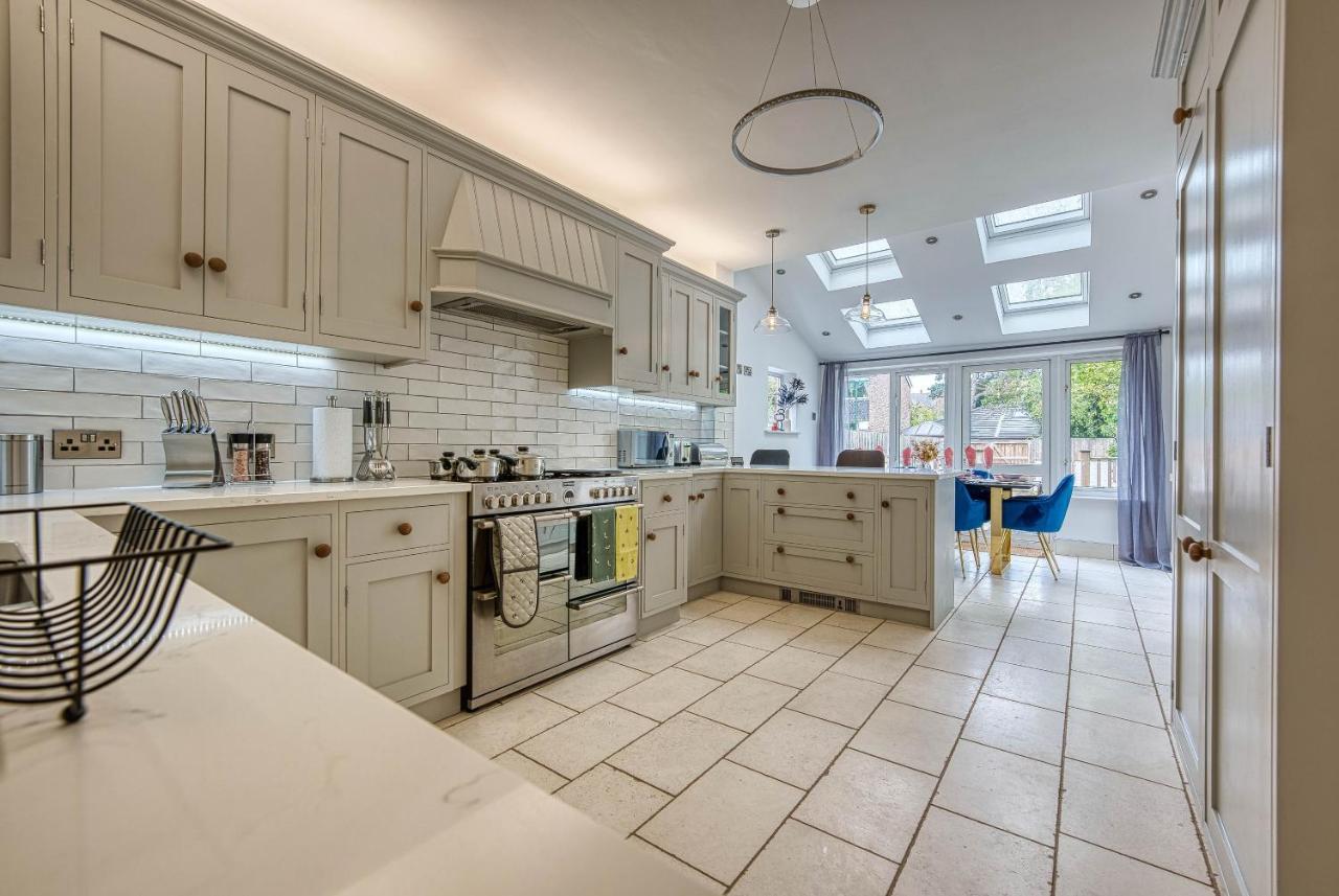 Spacious Nottingham Abode - Sleeps 16