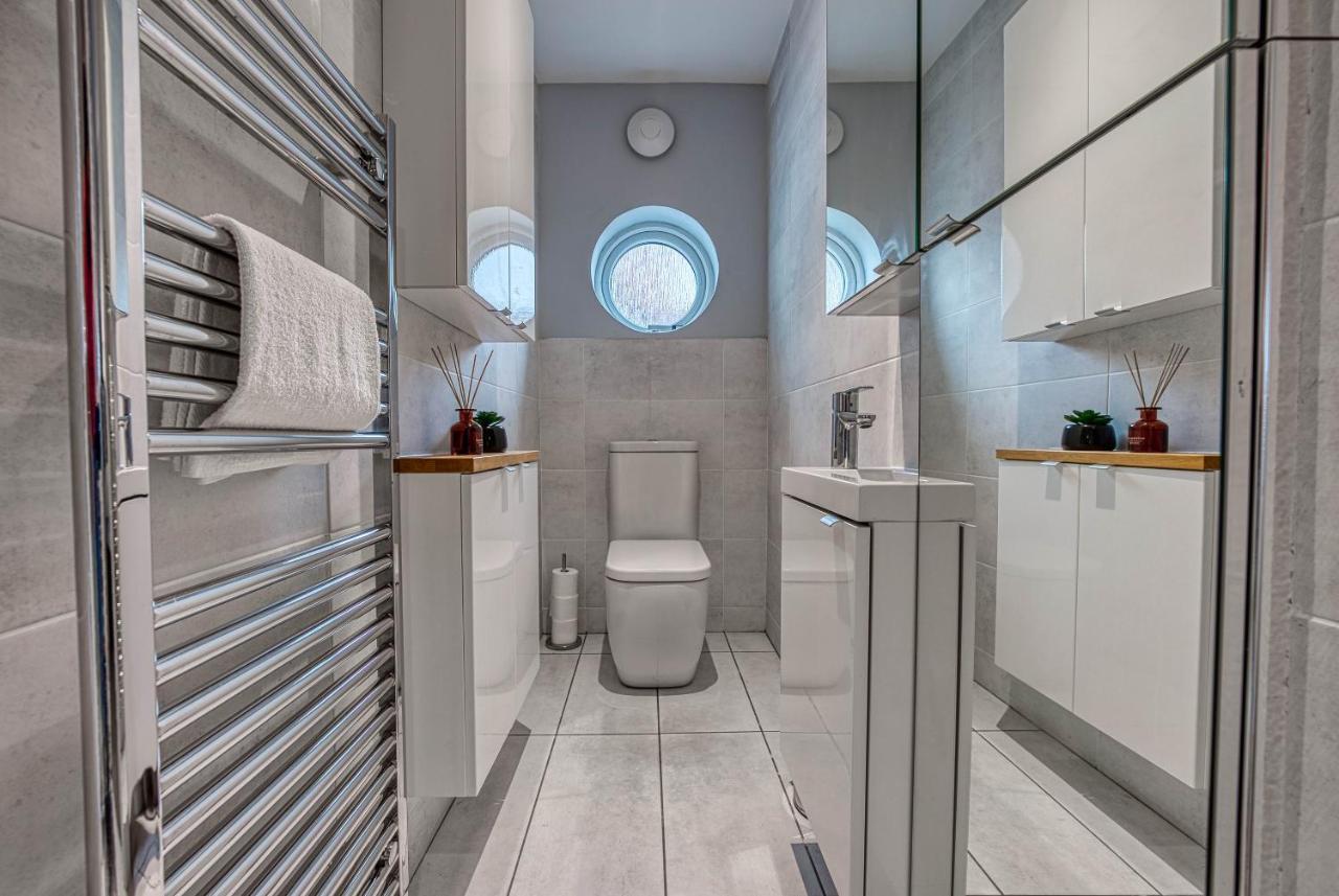 Spacious Nottingham Abode - Sleeps 16